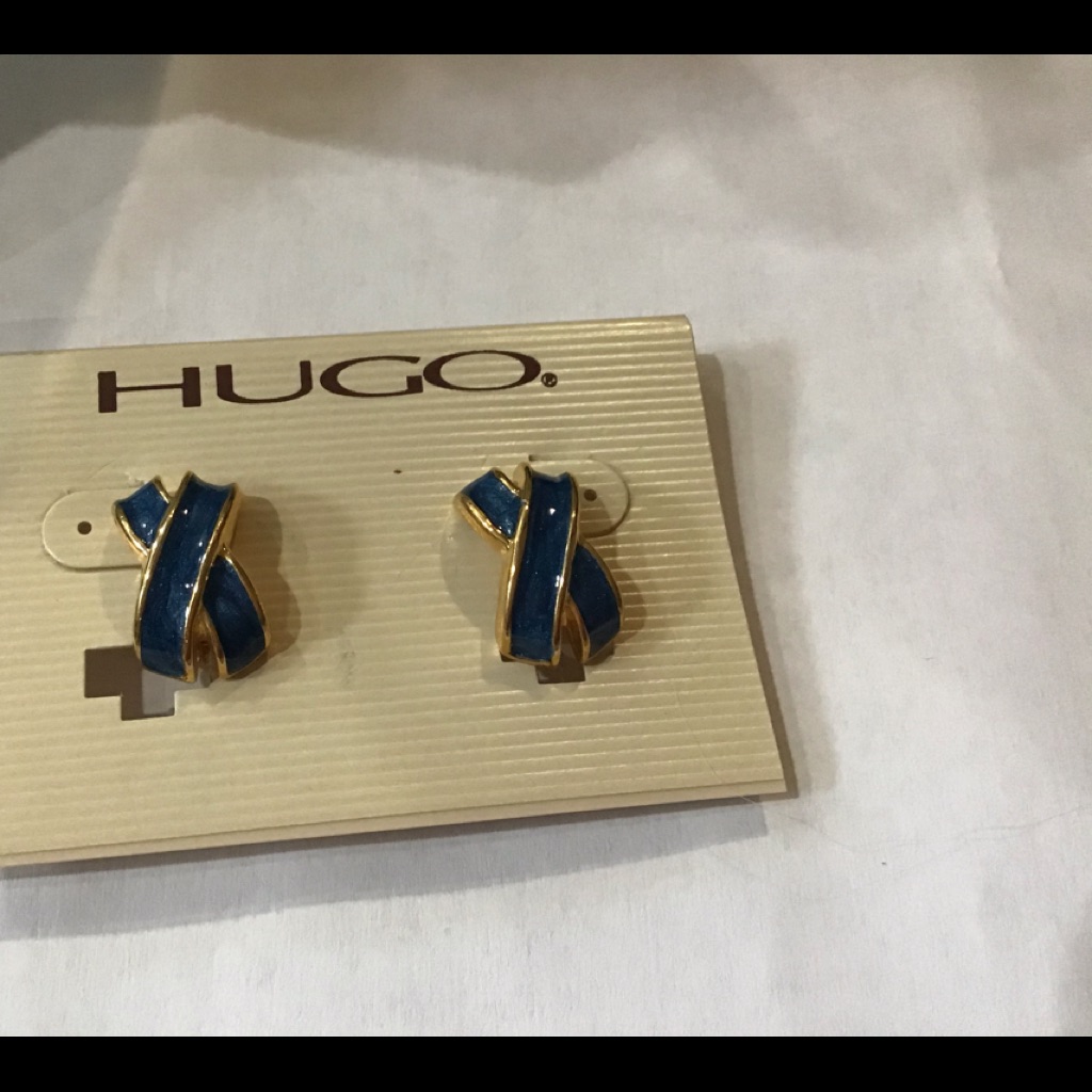 Pretty Enamel Clip-On Earrings Blue 7/8”